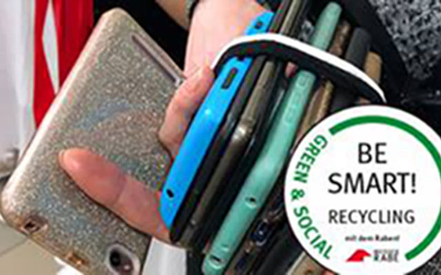 WR Recycling - mehrere Handys in einer Hand