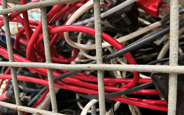 WR-Recycling - rote Kabel in einer Gitterbox